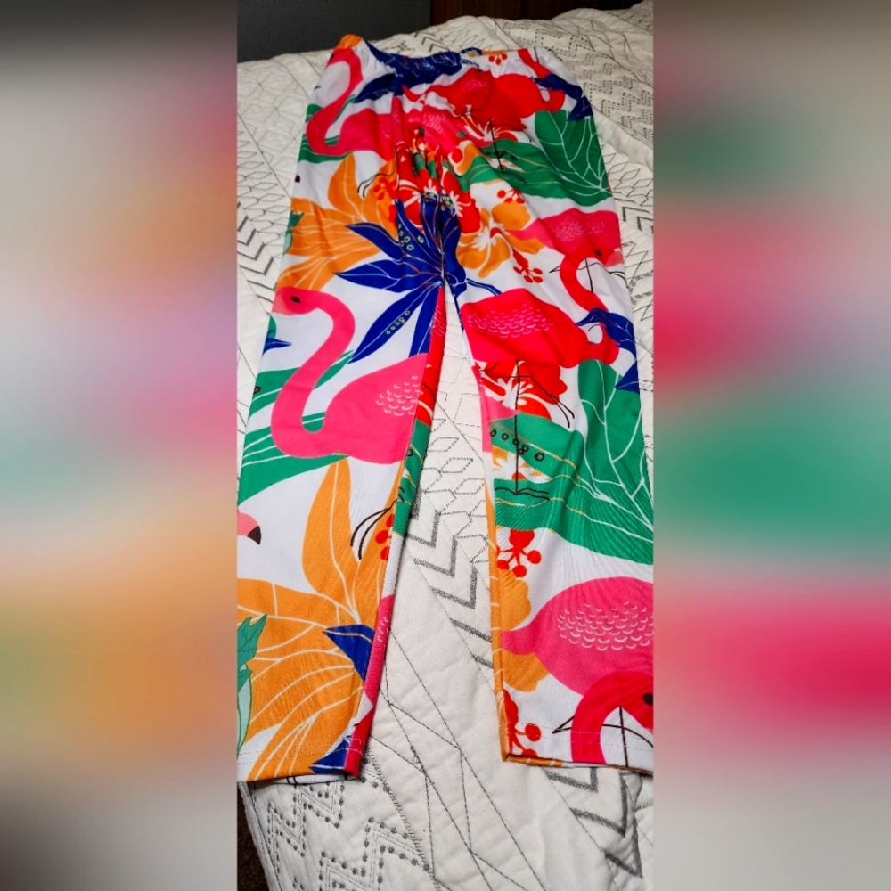 New pair flamingo leggings without tags. Size XL.